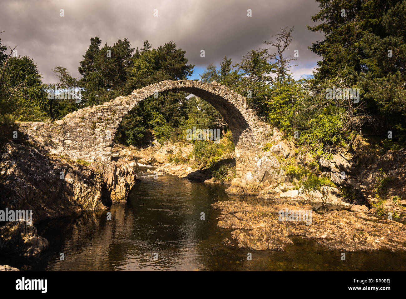 Alte Steinerne Brücke, Highlands, Carrbridge, Cairngorms National Park, Highland Schottland Großbritannien Stockfoto