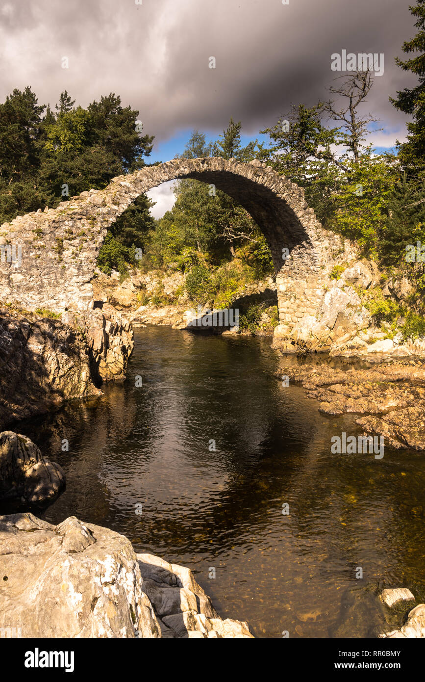 Alte Steinerne Brücke, Highlands, Carrbridge, Cairngorms National Park, Highland Schottland Großbritannien Stockfoto