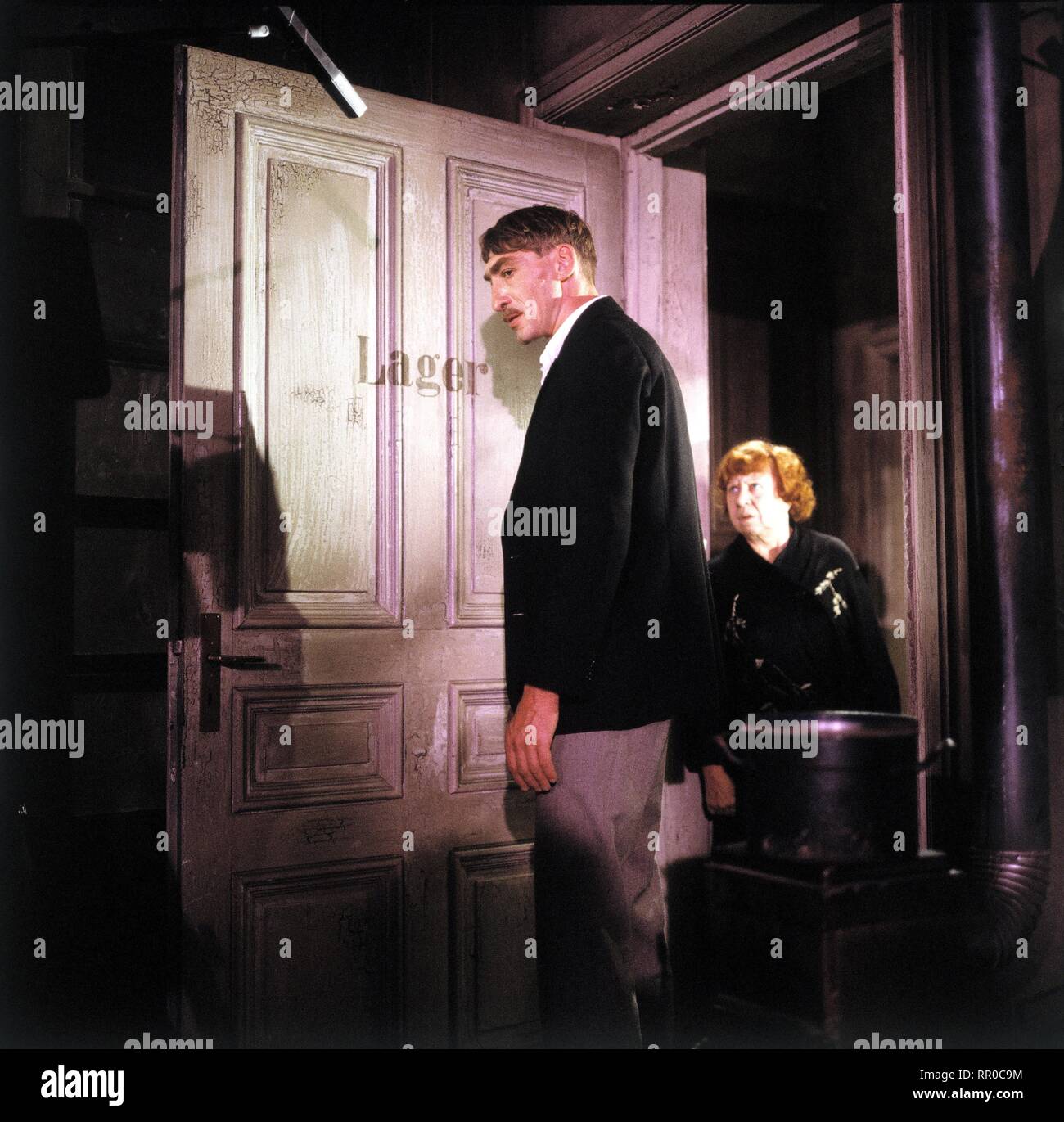 BERLIN ALEXANDERPLATZ/Folge 11: Wissen ist Macht und Morgenstund hat Gold im Mund/BRD 1980 / Rainer Werner Fassbinder / GOTTFRIED JOHN (Reinhold), BRIGITTE MIRA (Frau Bast), Folge 11: "Wissen ist Macht und Morgenstund hat Gold im Mund."#/Überschrift: BERLIN ALEXANDERPLATZ/BRD 1980 Stockfoto