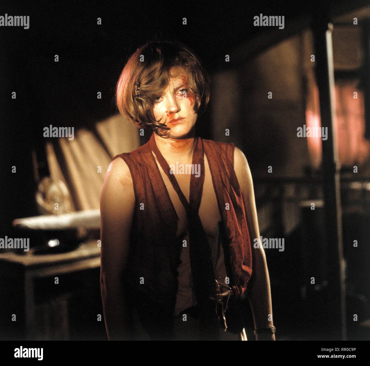 BERLIN ALEXANDERPLATZ/Folge 11: Wissen ist Macht und Morgenstund hat Gold im Mund/BRD 1980 / Rainer Werner Fassbinder/Szene: Mieze (Barbara Sukowa) wurde von Biberkopf zusammengeschlagen. Folge 11: "Wissen ist Macht und Morgenstund hat Gold im Mund."#/Überschrift: BERLIN ALEXANDERPLATZ/BRD 1980 Stockfoto