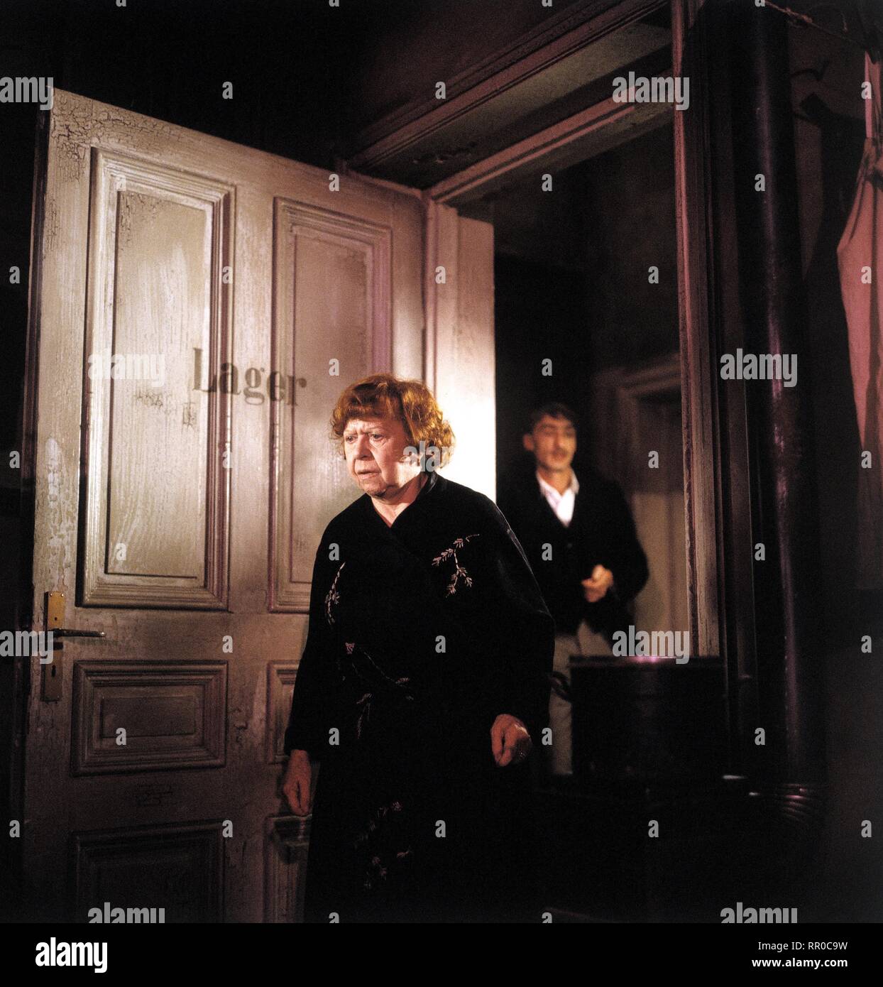 BERLIN ALEXANDERPLATZ/Folge 11: Wissen ist Macht und Morgenstund hat Gold im Mund/BRD 1980 / Rainer Werner Fassbinder/BRIGITTE MIRA (Frau Bast), GOTTFRIED JOHN (Reinhold), Folge 11: "Wissen ist Macht und Morgenstund hat Gold im Mund."#/Überschrift: BERLIN ALEXANDERPLATZ/BRD 1980 Stockfoto