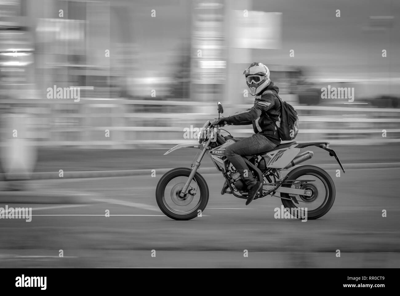 Motor Bike Reiter mit Bewegungsunschärfe Stockfoto