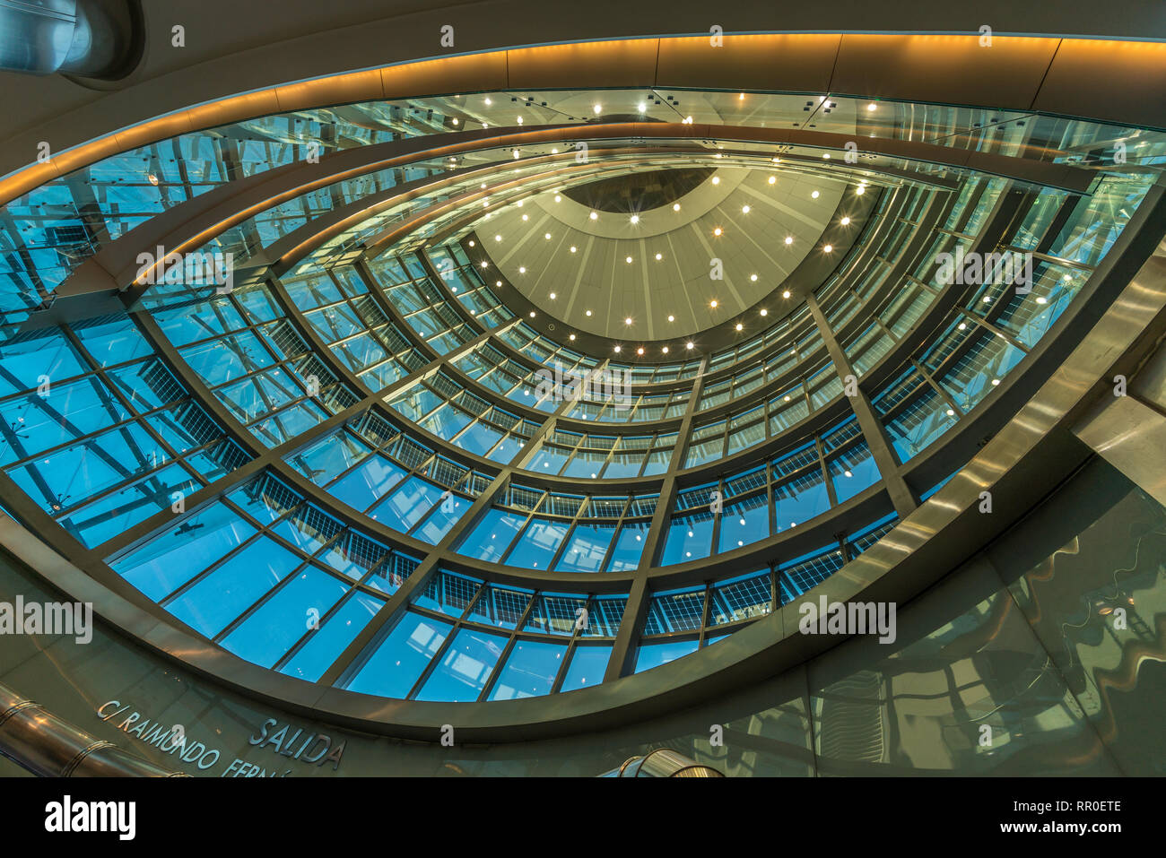 Madrid, Spanien - 13. Januar 2018: El Corte Ingles in Torre titania Tower Gebäude. In Nuevos Ministerios Bezirk von Madrid, Stockfoto