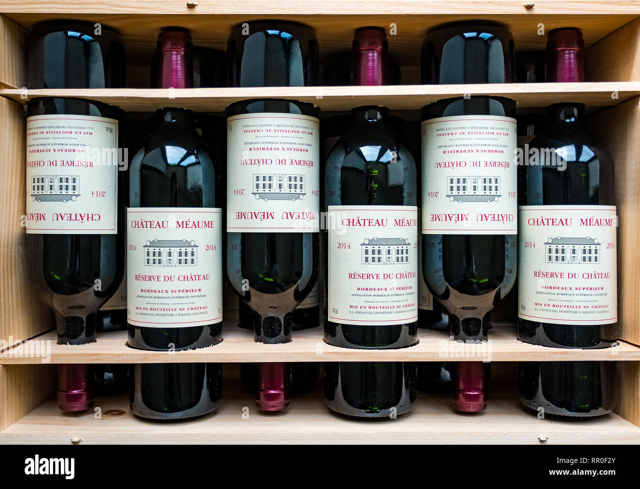 Dutzend Flaschen Rotwein; Superior Bordeaux Château Méaume 2014 Bordeaux Supérieur Merlot in Holzkiste Stockfoto