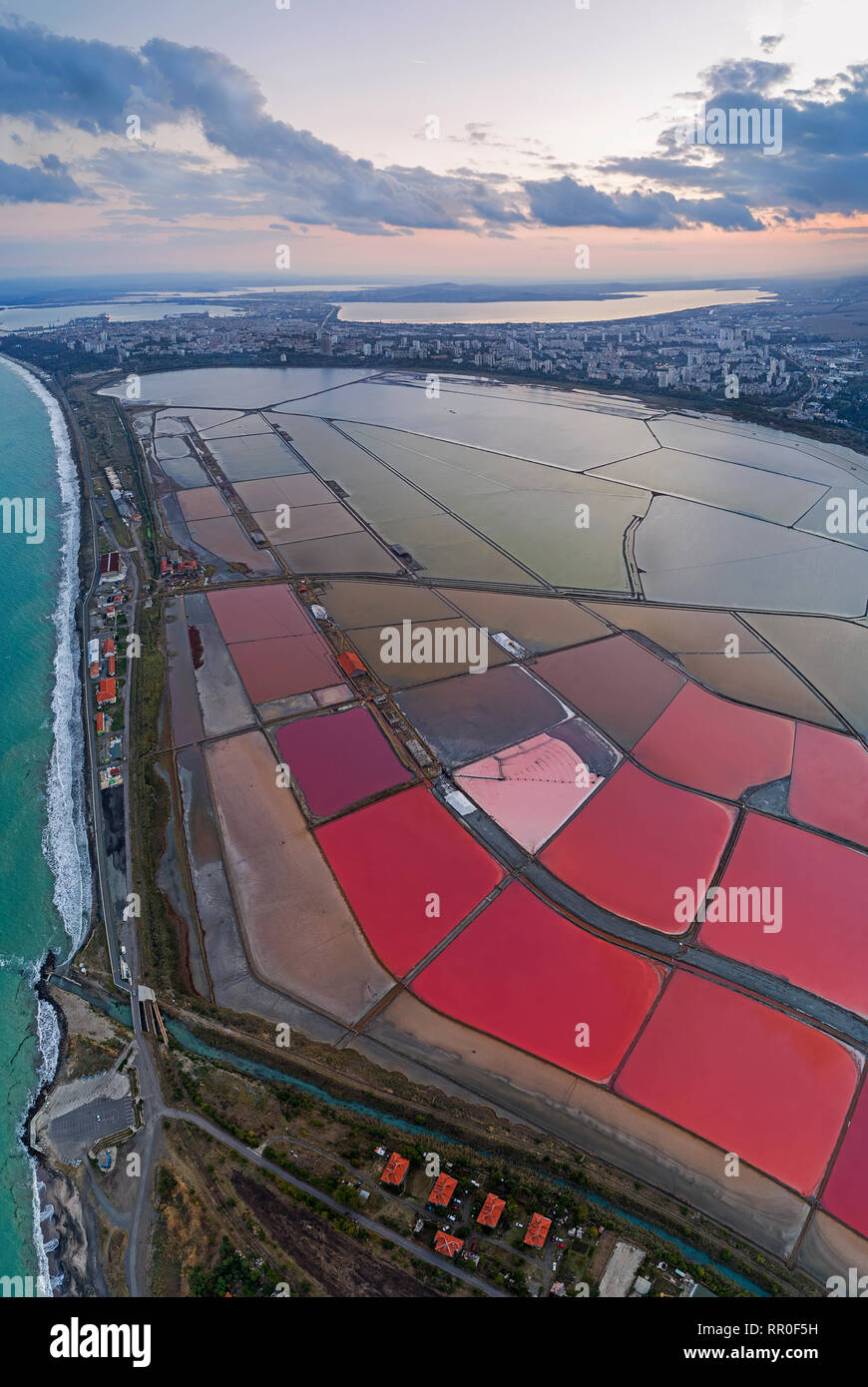 Antenne Panoramablick drone Ansicht von Burgas Salinen Stadtbild an sunse. Saline Industrie. Stockfoto