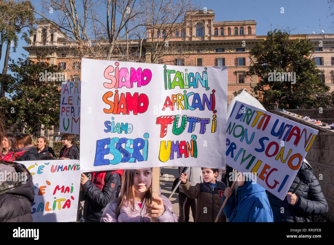 Tausende von Menschen, darunter Familien mit Kindern, Teilnahme an den Roma Capitale Umana Initiative (Rom Humankapital), in die Gärten der Piazza Vittorio, dem größten multi-ethnischen Viertel Roms, gegen Rassismus und die Sicherheit Dekret des Ministers Salvini, für eine freundliche und unterstützende Stadt. Die initiative Roma Capitale Umana, wurde vom Verband der Eltern der Schule Di Donato im Stadtteil Esquilino für eine anti-rassistische und multikulturelle Stadt der Solidarität geboren, und Hunderte von Verbänden zusammengeschlossen. Stockfoto