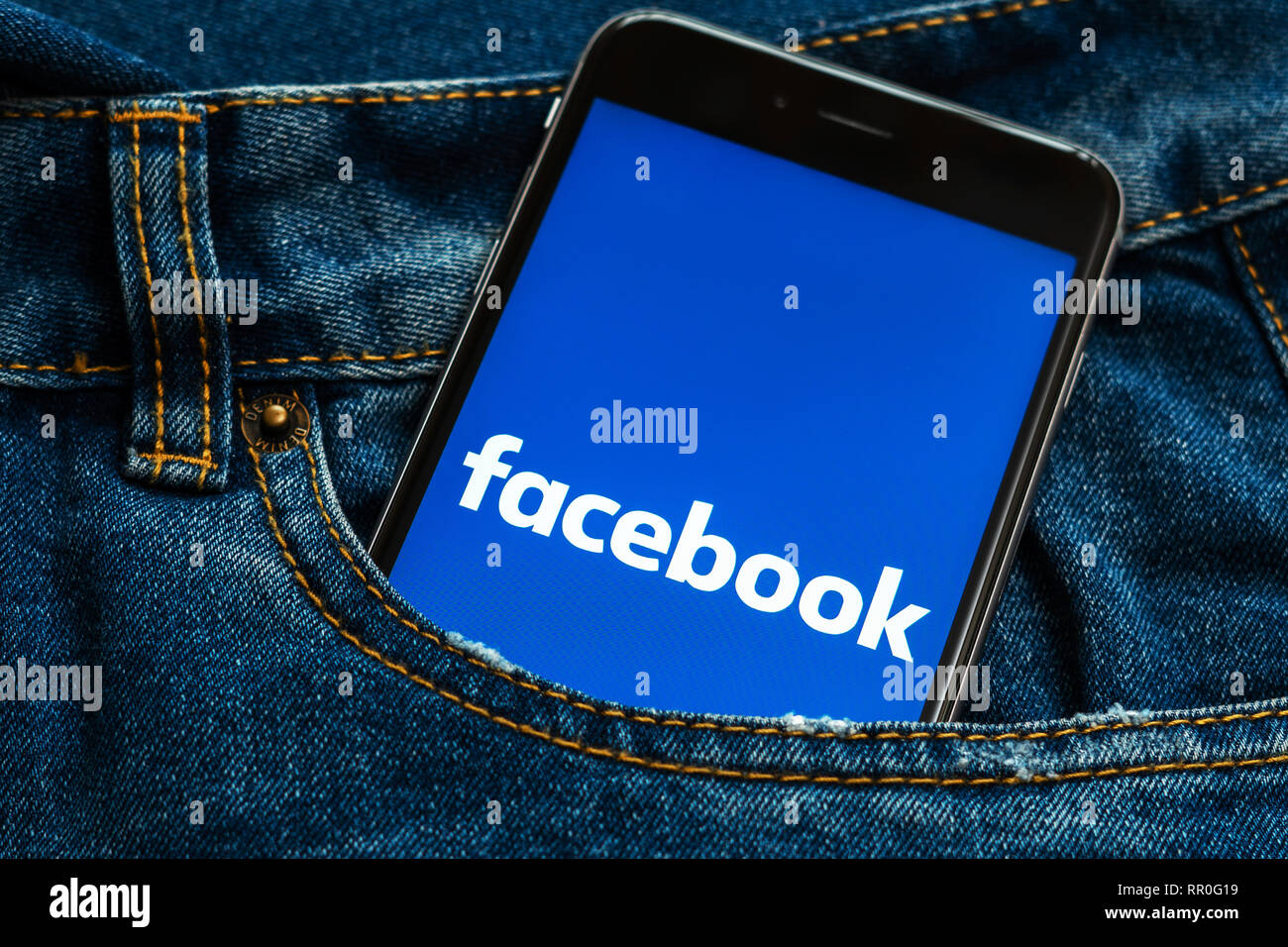 Schwarz mit Logo der Social Media Facebook auf dem Bildschirm. Social media Symbol. Denim Jeans Hintergrund. Stockfoto