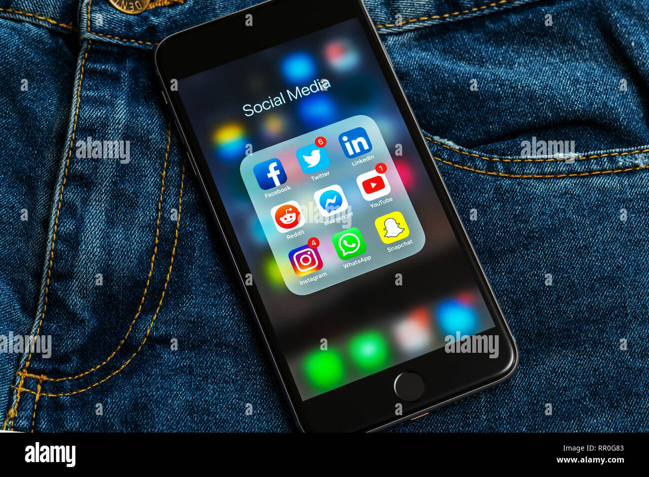 Schwarz Apple iPhone mit Symbolen der sozialen Medien: Instagram, Youtube, Studivz, Facebook, Twitter, snapchat, whatsapp Anwendungen auf dem Bildschirm. Soziale Medien Stockfoto