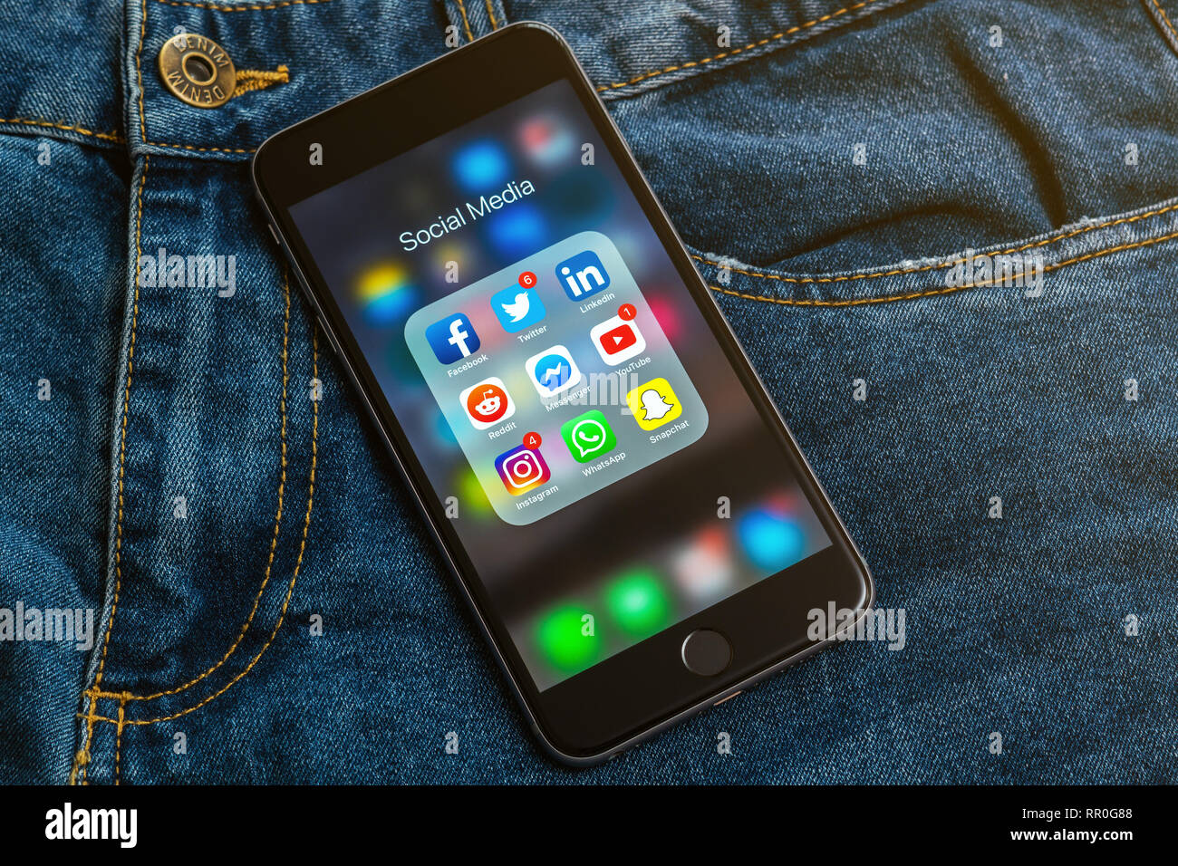 Schwarz Apple iPhone mit Symbolen der sozialen Medien: Instagram, Youtube, Studivz, Facebook, Twitter, snapchat, whatsapp Anwendungen auf dem Bildschirm. Soziale Medien Stockfoto