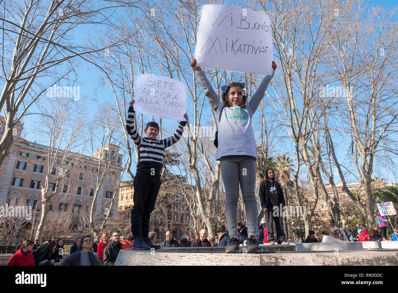 Tausende von Menschen, darunter Familien mit Kindern, Teilnahme an den Roma Capitale Umana Initiative (Rom Humankapital), in die Gärten der Piazza Vittorio, dem größten multi-ethnischen Viertel Roms, gegen Rassismus und die Sicherheit Dekret des Ministers Salvini, für eine freundliche und unterstützende Stadt. Die initiative Roma Capitale Umana, wurde vom Verband der Eltern der Schule Di Donato im Stadtteil Esquilino für eine anti-rassistische und multikulturelle Stadt der Solidarität geboren, und Hunderte von Verbänden zusammengeschlossen. Stockfoto