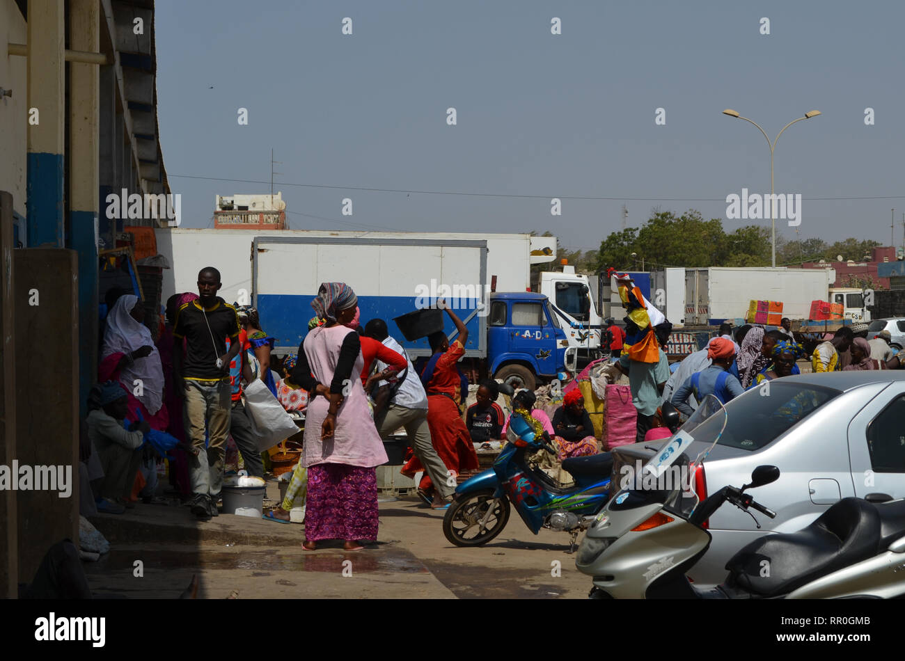 Belebten Marktes in Mbour, Senegal, einen regionalen Handel Hub Stockfoto