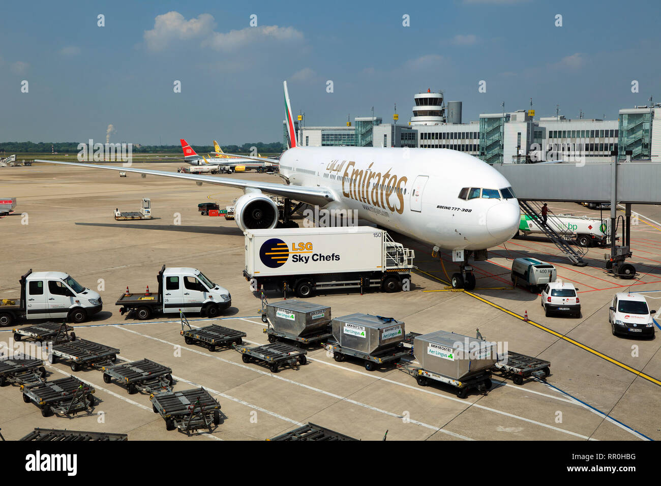Entladen von Gepäck und Vorbereitung von Flugzeugen des Typs Boeing 777 der  Fluggesellschaft Emirates Airline am Flughafen Düsseldorf, Deutschland  Stockfotografie - Alamy