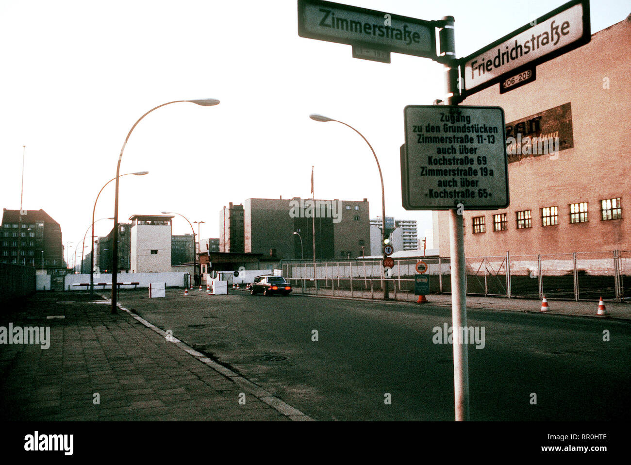 Ein Blick auf den Checkpoint Charlie, den Grenzübergang für Diplomaten und Alliierten Personal zwischen Ostdeutschland und Westdeutschland. Stockfoto