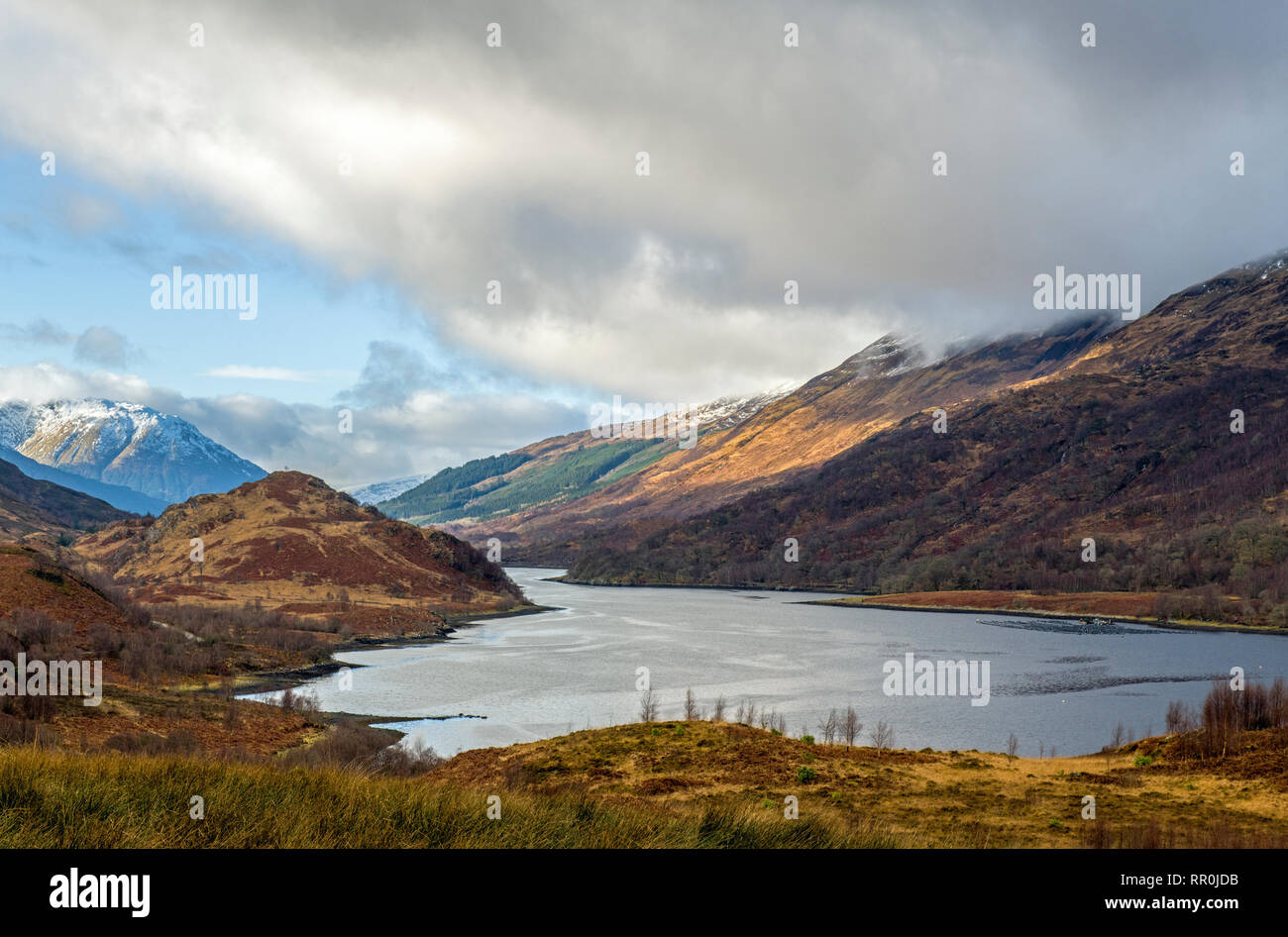 Blick nach unten Loch Leven aus der Nähe von Kinlochleven Schottland mit die Berge und Täler im Blick. Stockfoto