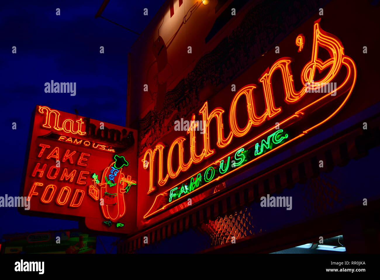 Coney Island - Nathan berühmte Leuchtreklame Stockfoto