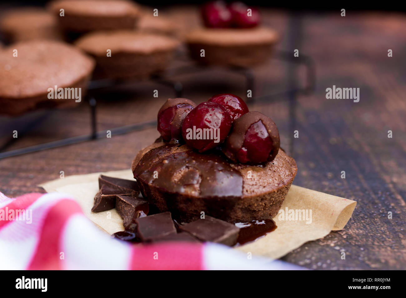 Chocolate Cupcake mit einer Kirsche Stockfoto