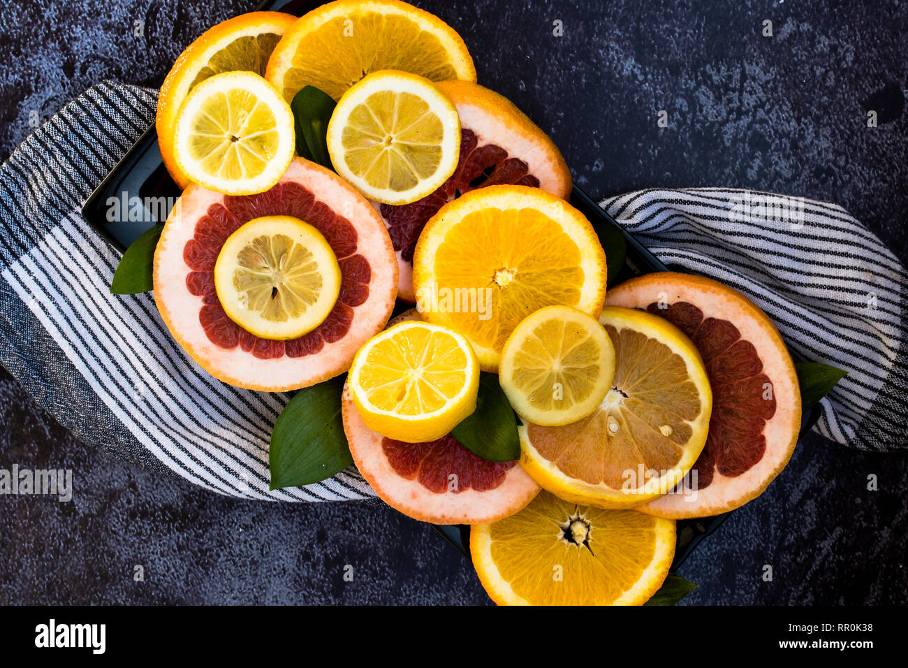 Bunte Sortiment von Zitrusfrüchten. Dunkler Hintergrund Stockfoto