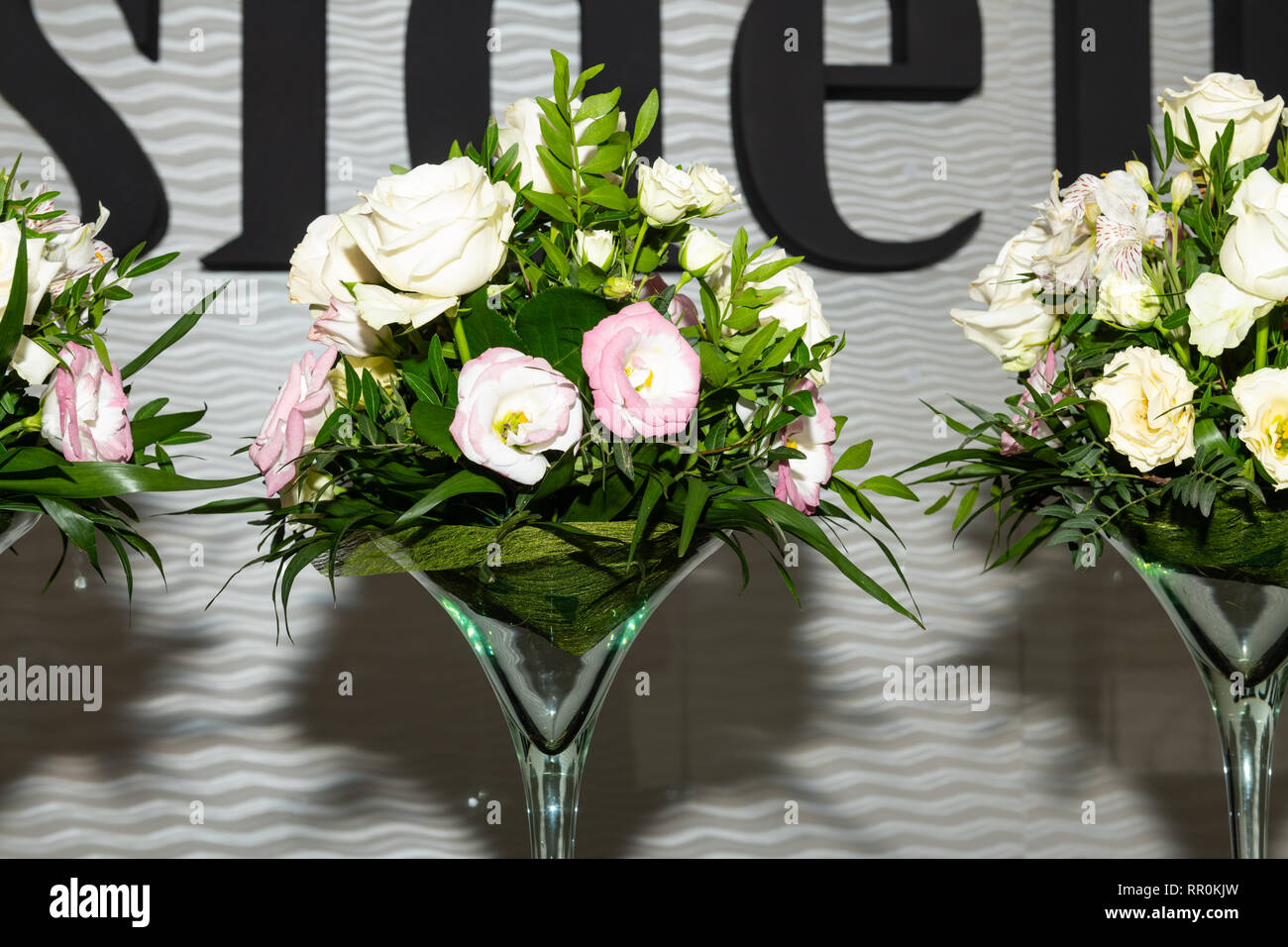 Florale Mittelstück am Luxus, elegante Hochzeit Tabelle Anordnung im Bankettsaal. Stockfoto