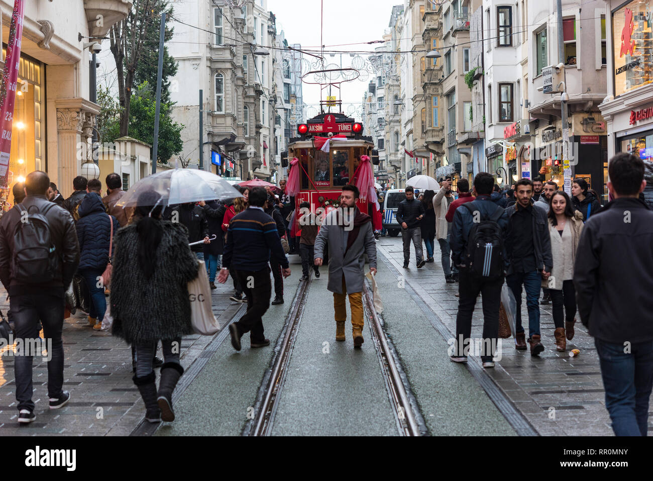 Rote Straßenbahn in der Istiklal Straße in Istanbul, Türkei Stockfoto