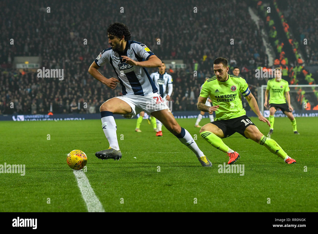 23. Februar 2019, West Bromwich, West Bromwich, England; Sky Bet Meisterschaft, West Bromwich Albion vs Sheffield United; Ahmed El-Sayed Hegazi (26.) West Bromwich Albion vermeidet in Billy Sharp (10) von Sheffield United und löscht den ball Credit: Gareth Dalley/News Bilder der Englischen Football League Bilder unterliegen DataCo Lizenz Stockfoto