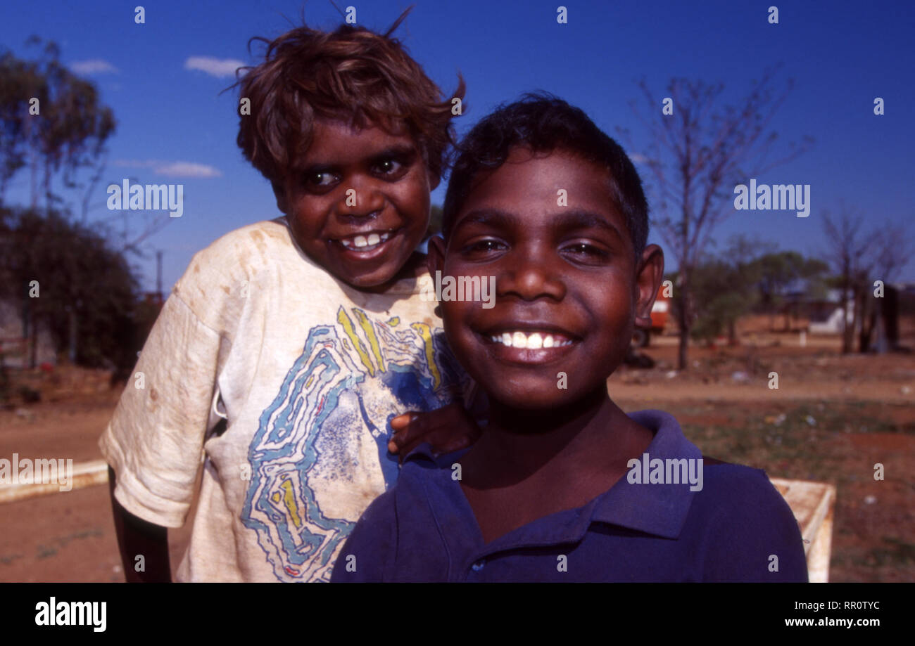 Zwei Teenager Jungen Aborigines, YUELAMU ABORIGINAL COMMUNITY (MOUNT ALLAN  SCHULE) Northern Territory, Australien Stockfotografie - Alamy