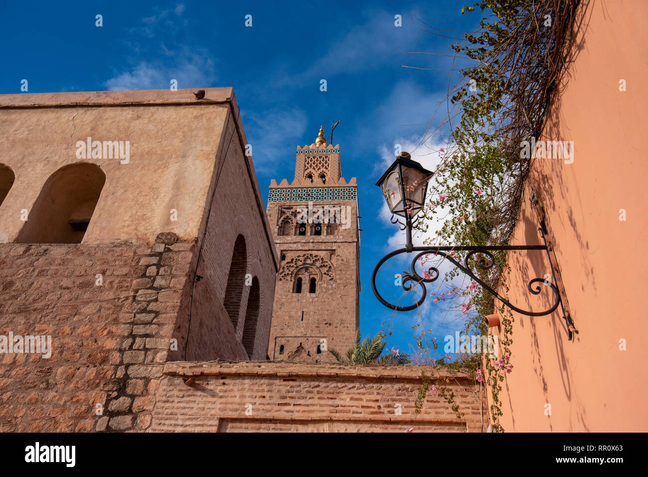 Blick auf die Koutoubia Moschee oder Kutubiyya Moschee und Minarett in