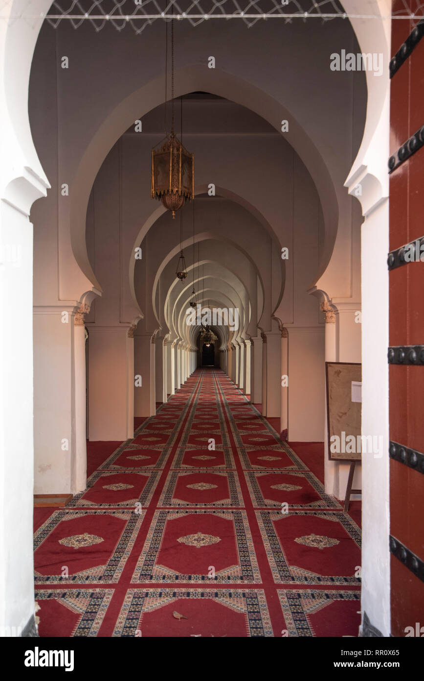 Torbögen in der Koutoubia Moschee oder Kutubiyya Moschee und Minarett in der Medina von Marrakesch, Marokko. Im Inneren Bögen Stockfoto