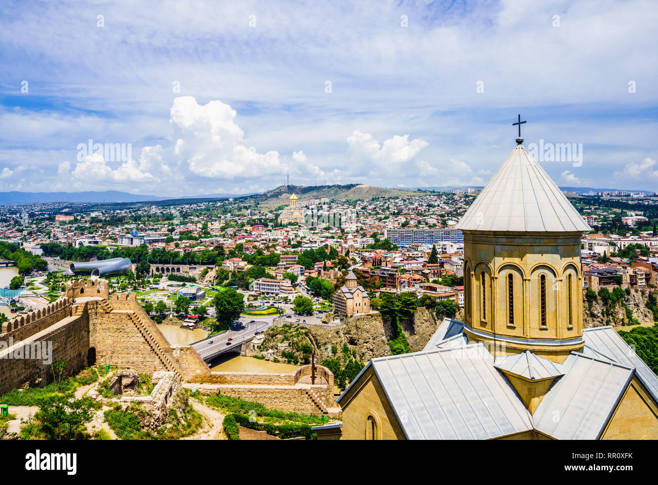 Panoramaaussicht, Fluss über das Stadtbild von Tiflis - Georgien Stockfoto