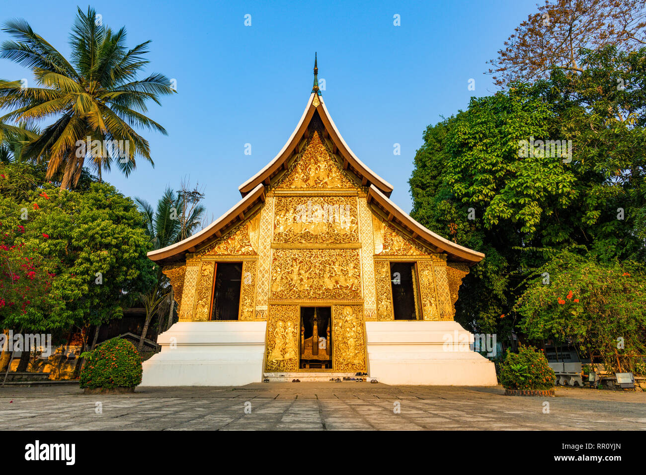 Atemberaubende Aussicht auf die schöne Wat Xieng Thong (Goldene Stadt Tempel) bei Sonnenuntergang in Luang Prabang, Laos. Stockfoto