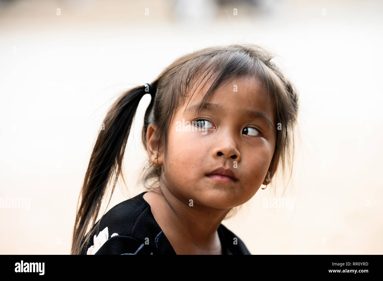 Schöne spontane Portrait eines laotischen junges Mädchen in Luang Prabang. Stockfoto