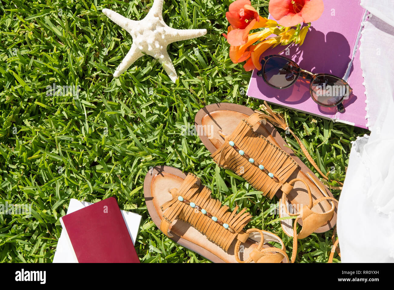 Sommer- und Reisezubehör auf Gras Stockfoto