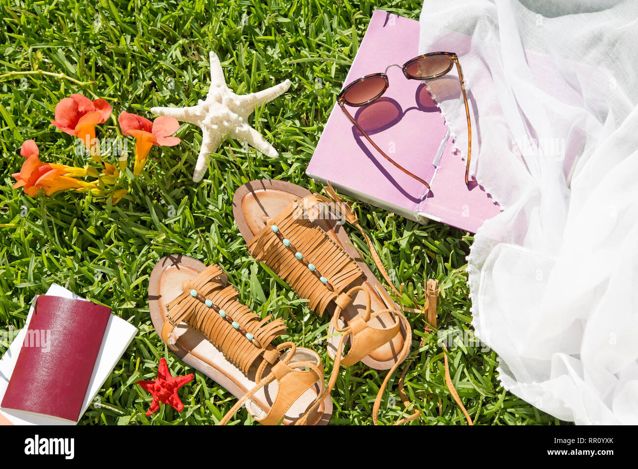 Sommer- und Reisezubehör auf Gras Stockfoto