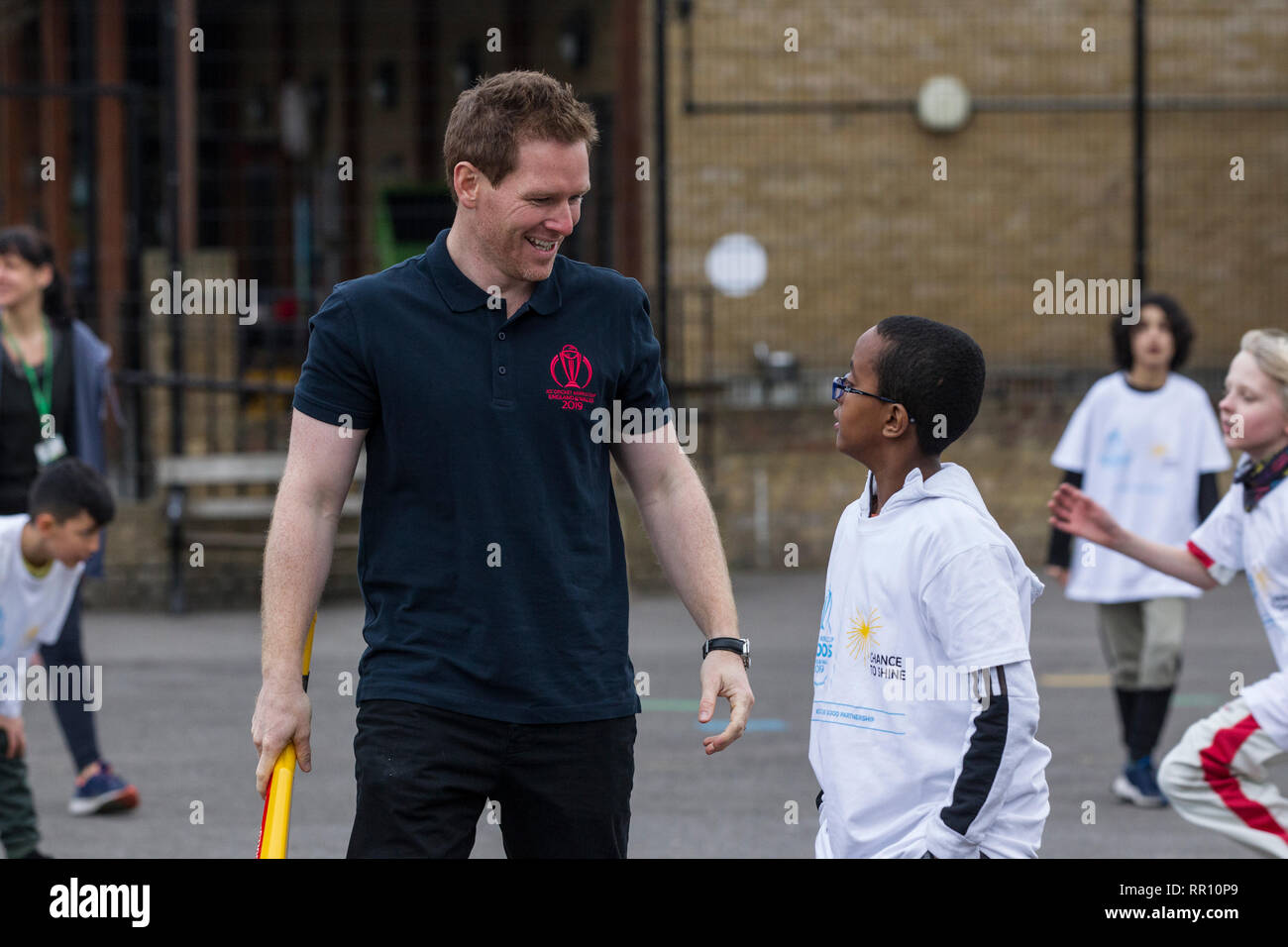 Eoin Morgan, England Cricket eintägiger Kapitän, besuche Grafton Grundschule, Eburne Road, London, England, Vereinigtes Königreich Stockfoto