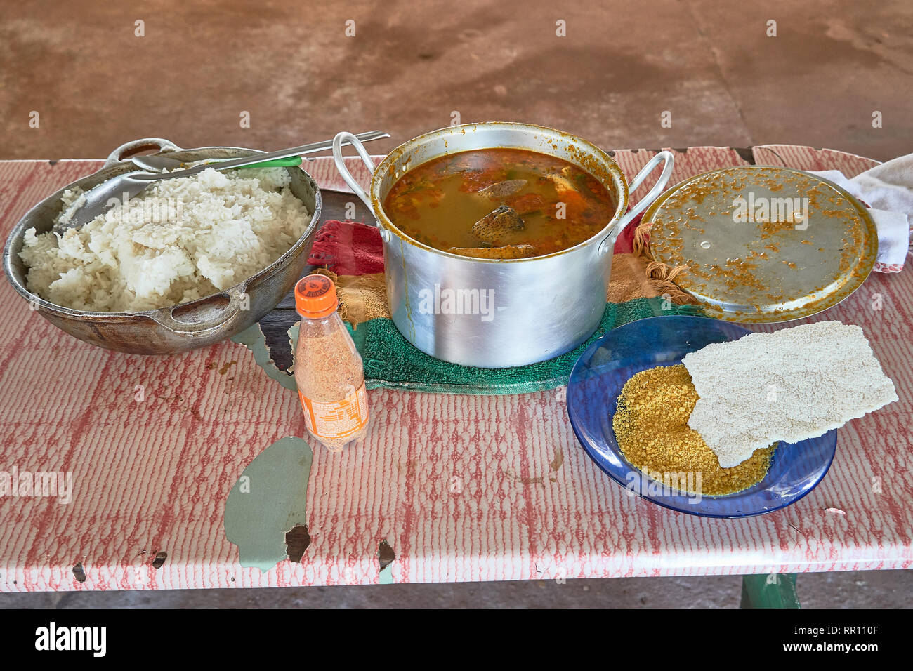 Amazon im indischen Stil Fischsuppe mit traditionellen Cassave Brot und Mehl Stockfoto