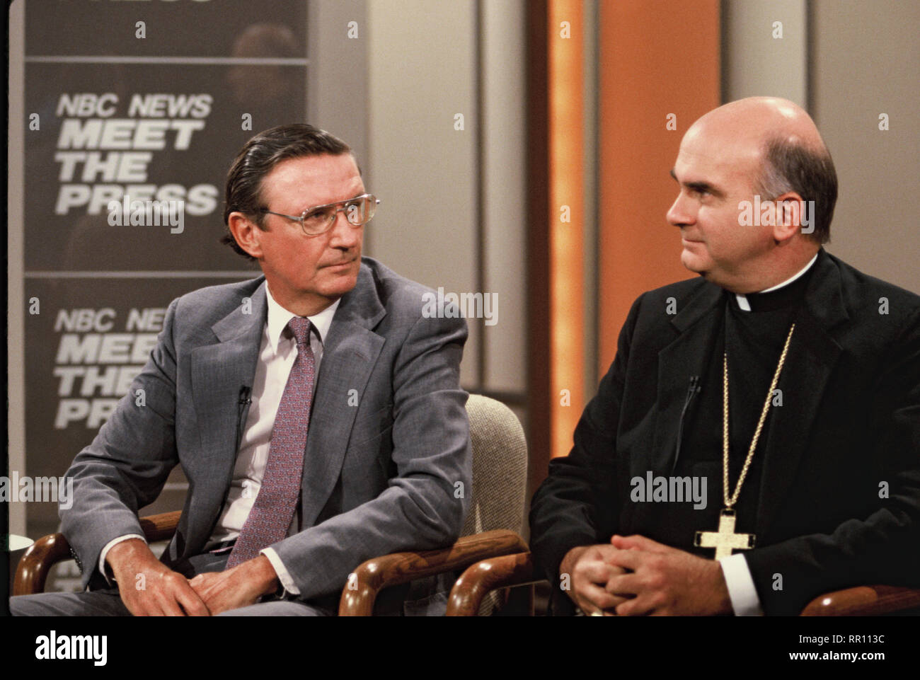 Vater Charles Curran auf Treffen der Presse mit Erzbischof Joseph Foley Foto von Dennis Brack Stockfoto