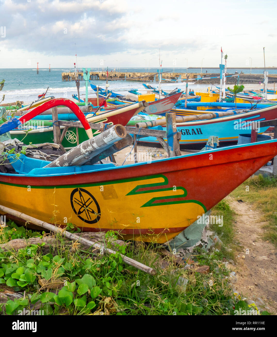 Jukung traditionellen hölzernen Kanus für die Fischerei auf dem an der Jimbaran Bay Bali Indonesien verwendet. Stockfoto