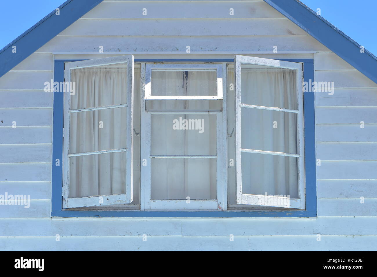 Dach Fassade des traditionellen Holzhaus in Weiß und Blau mit horizontalen Fassaden und Fenster. Stockfoto