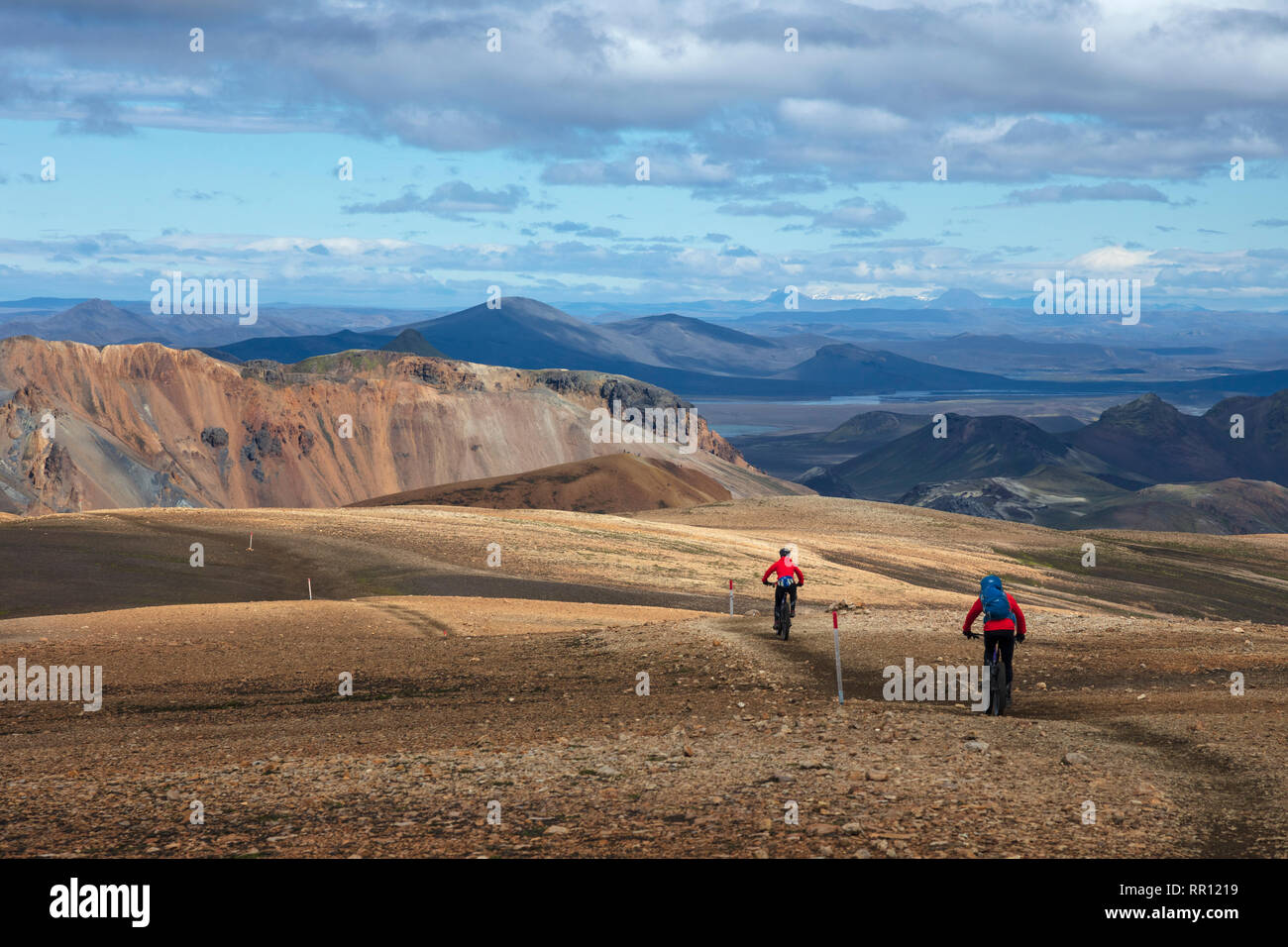 Mountainbiker auf der Laugavegur Trail in der Nähe von Landmannalaugar. Zentrale Hochland, Sudhurland, Island. Stockfoto