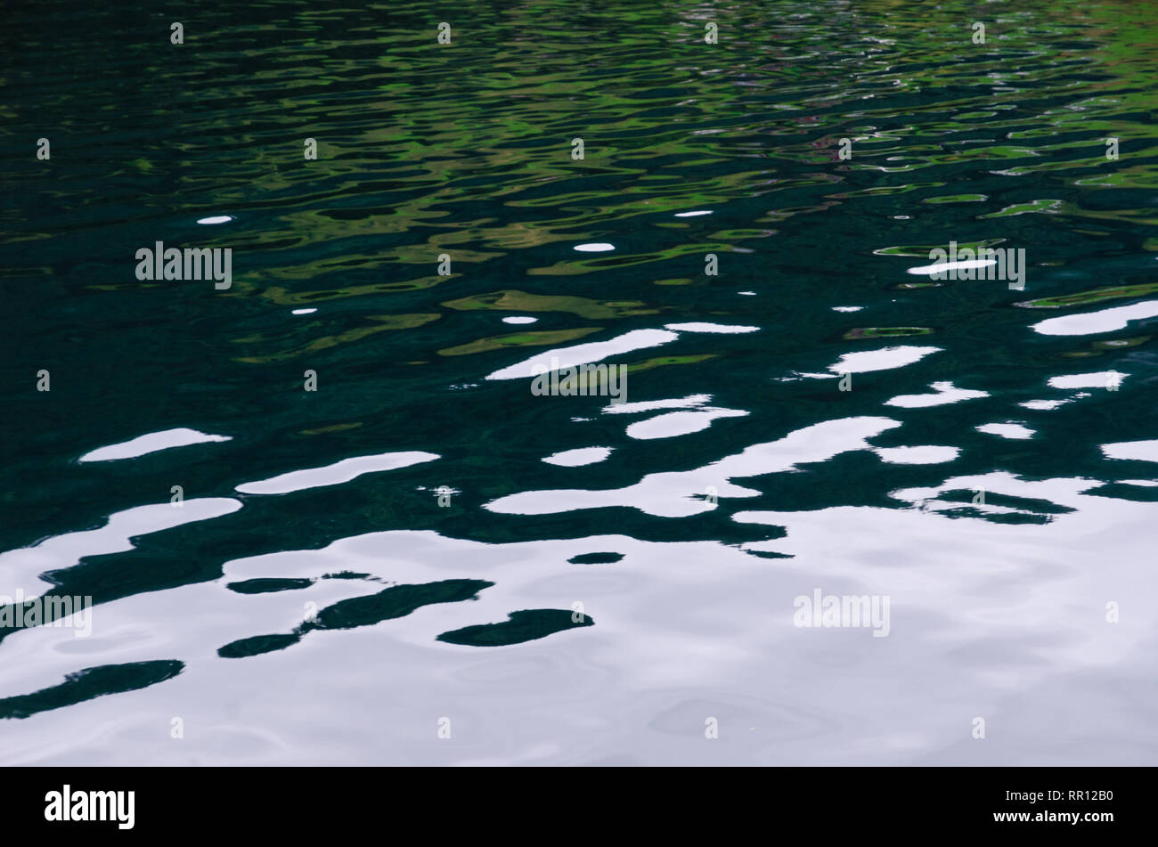 Wasser Oberfläche mit Specular Highlights Stockfoto