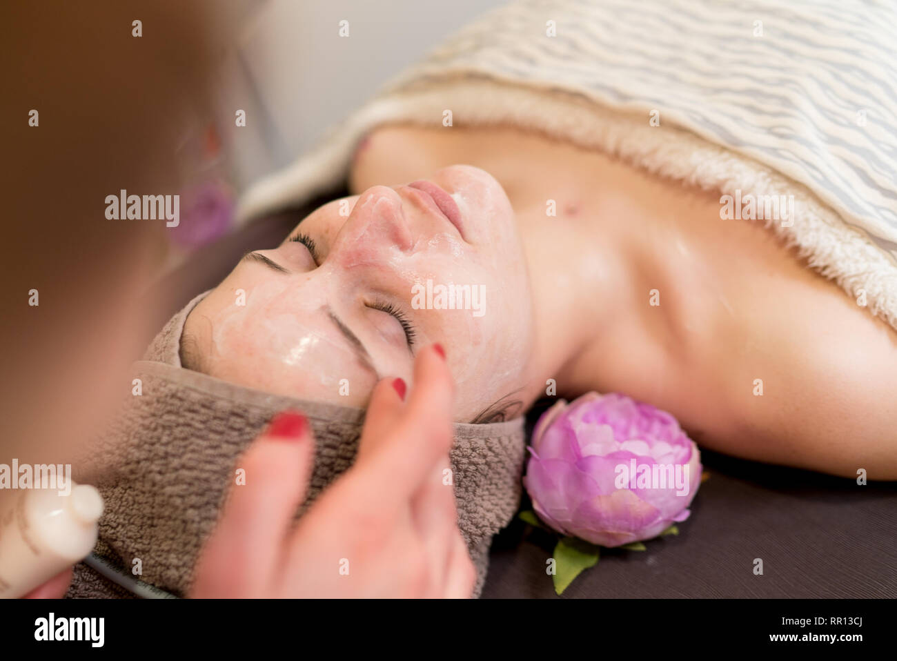 Verona, Italien - 14. März 2016: Detail einer entspannenden Massage im Spa. Stockfoto