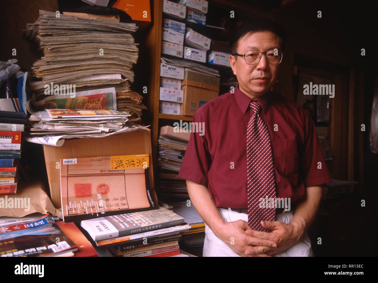 Zhou Xiaozheng, Professor für Soziologie an der Renmin-universität von China, stellt in seinem Haus in Peking, China. 2005 Stockfoto