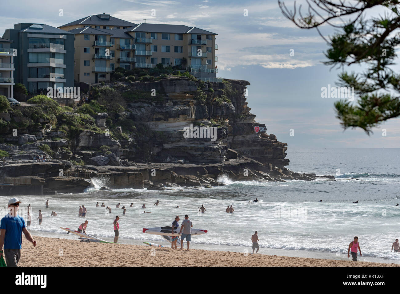 Hochhäuser und Appartementblocks top Die landspitze in der Nähe der Steilküste am nördlichen Ende von Sydney Queenscliff Strand, New South Wales, Australien Stockfoto