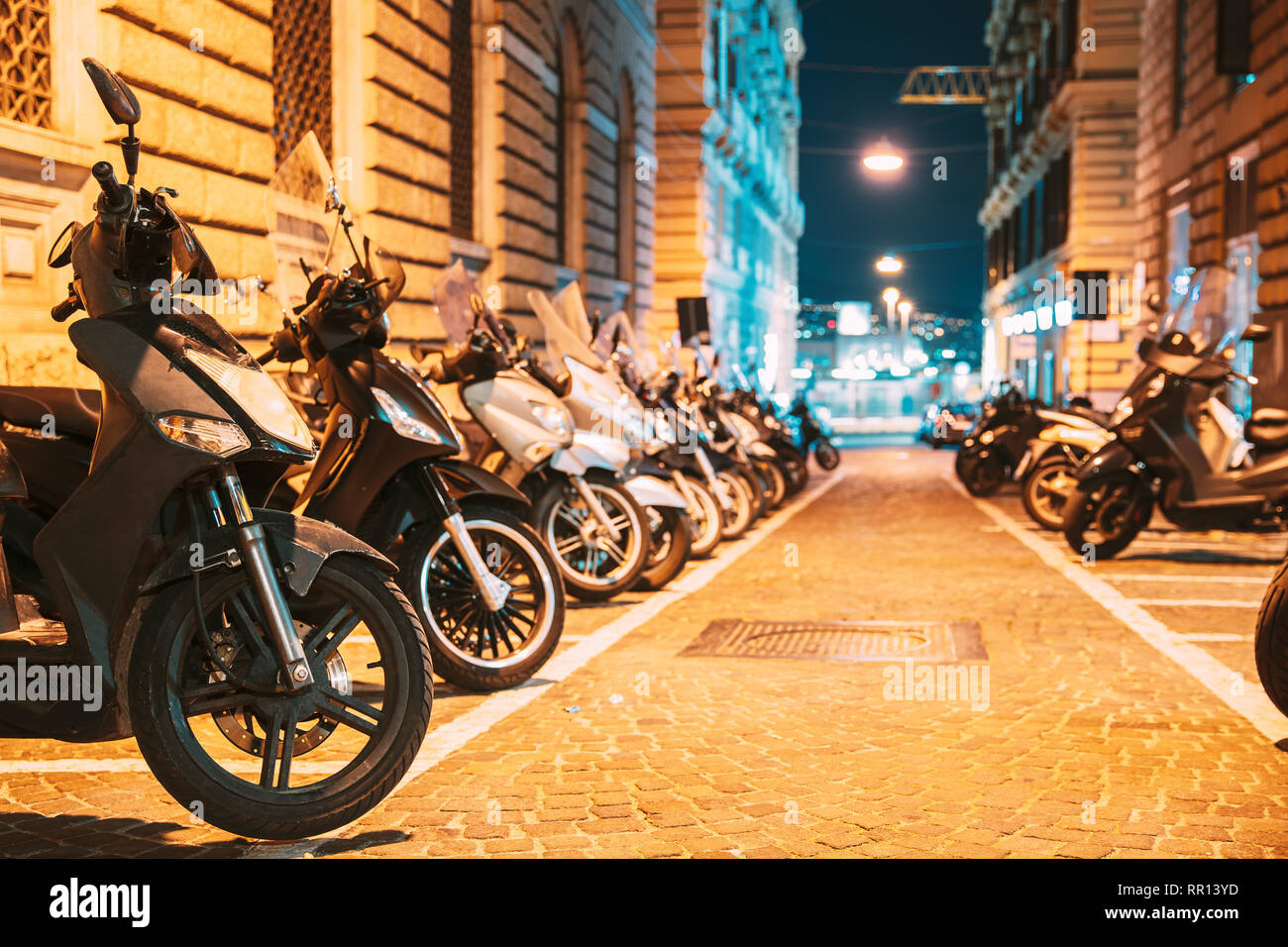 Viele Motorräder, Motorräder in der Stadt geparkt. Motorroller Night Street In europäischen Stadt geparkt Stockfoto