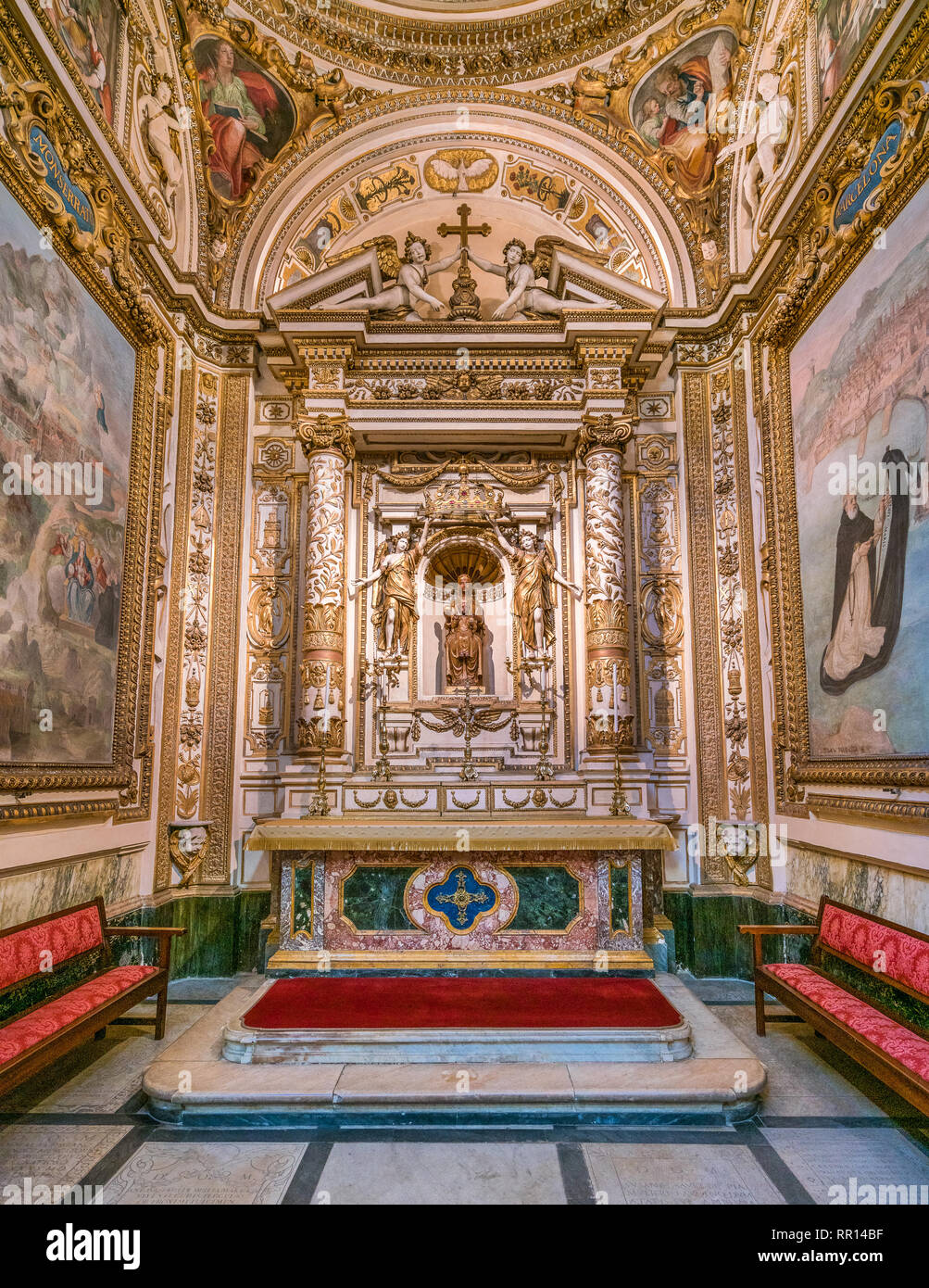 Innere Sicht von Kirche Santa Maria in Monserrato degli Spagnoli, Rom, Italien. Stockfoto