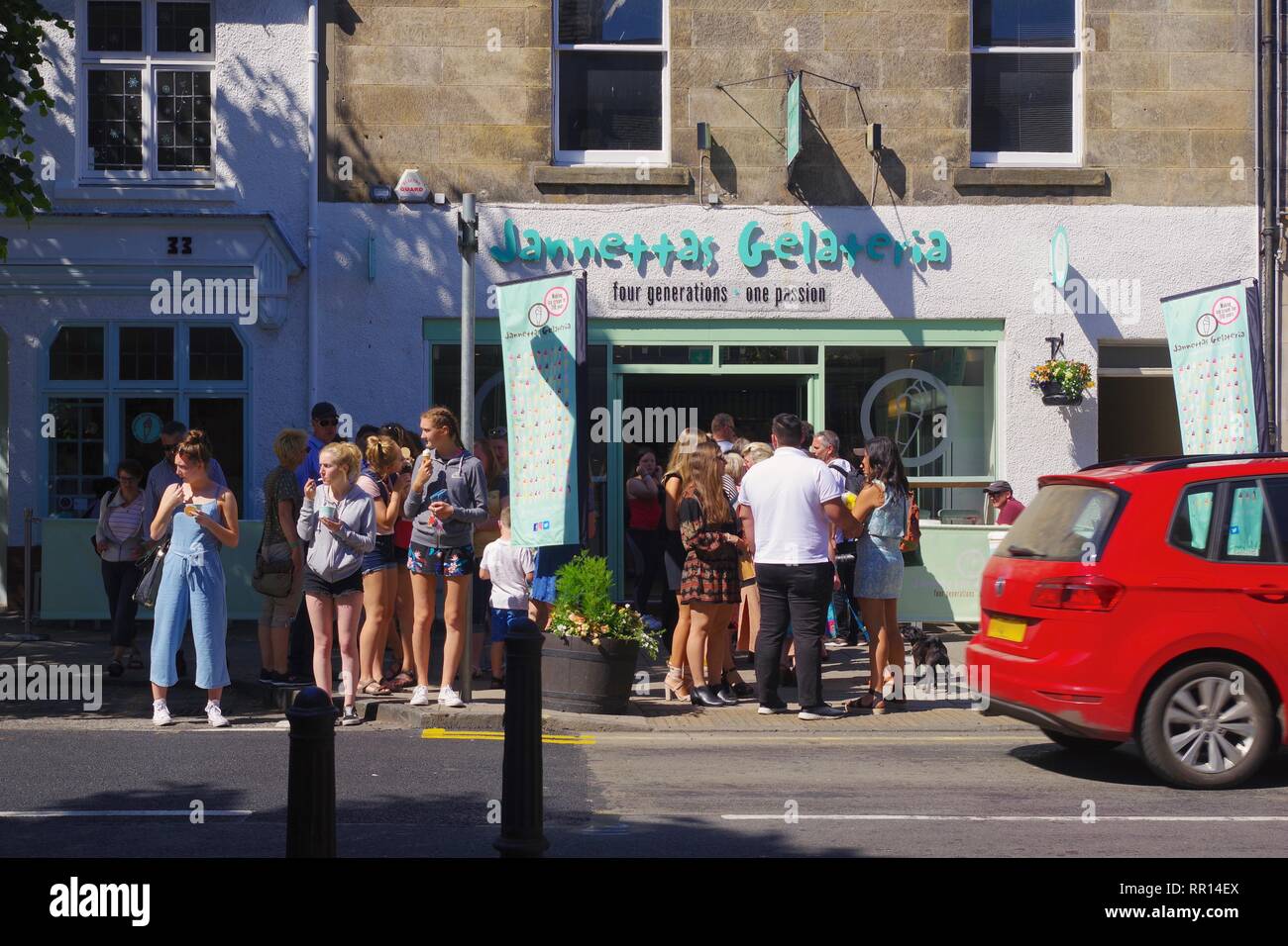 Leute, die Tür an Jannettas Gelato Eisdiele. St. Andrews, Fife, Schottland, Großbritannien. Stockfoto