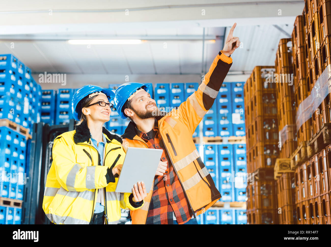Die Arbeitnehmer in einem Logistik Lager planen das nächste Projekt Stockfoto