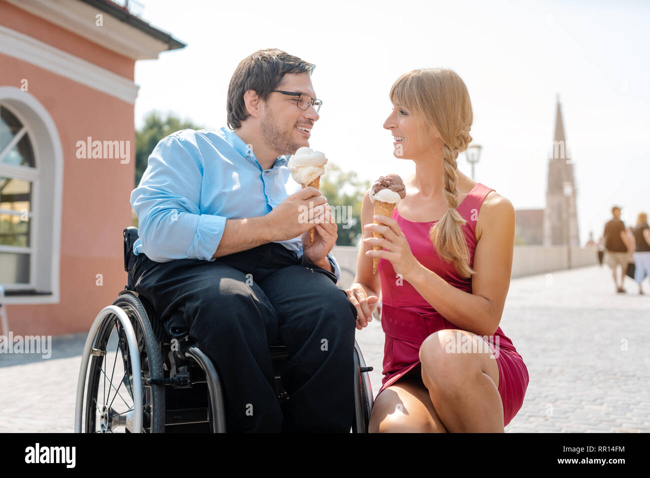 Behinderte Menschen und seinem Freund in Eis der Stadt Stockfoto