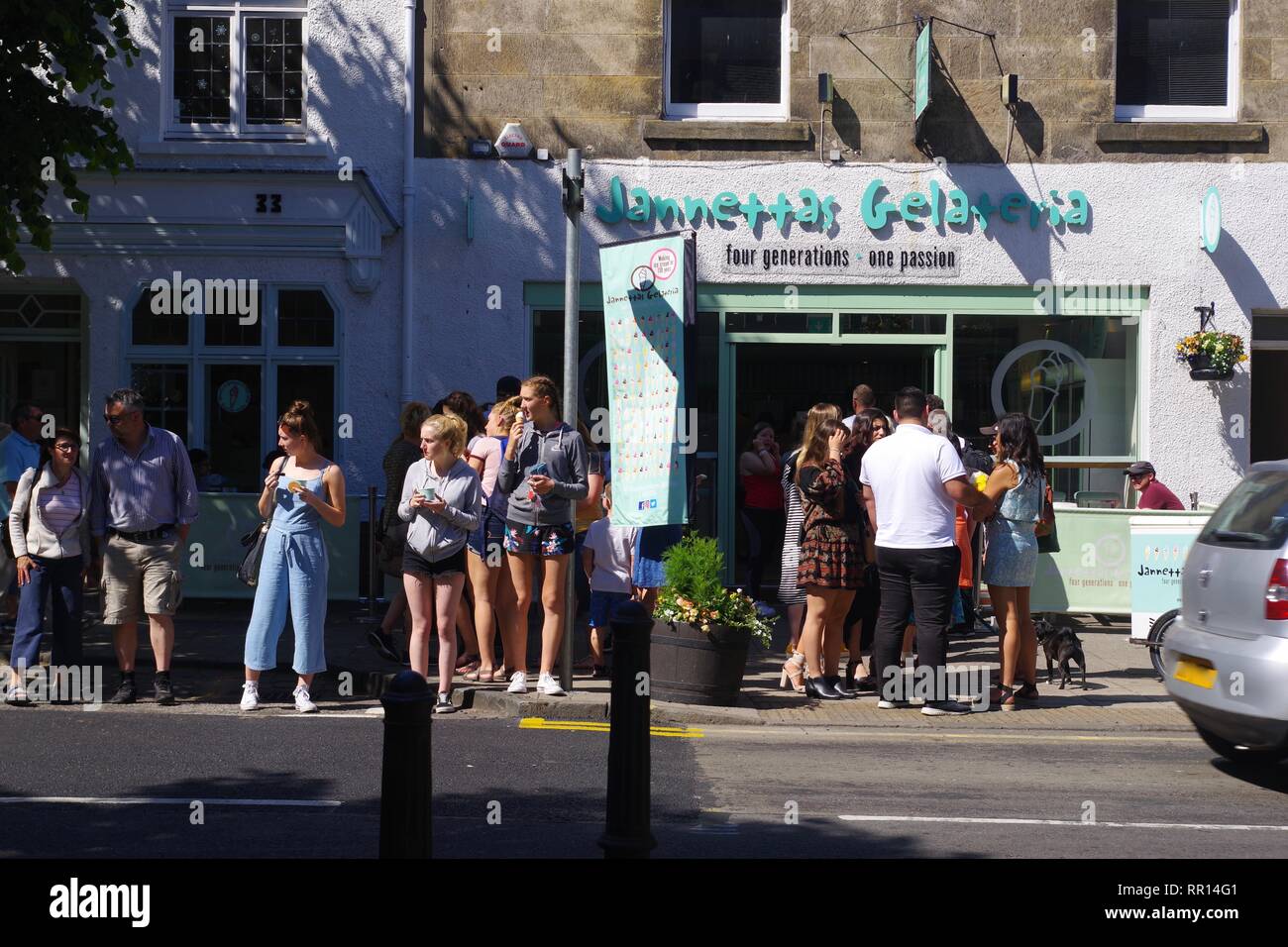Leute, die Tür an Jannettas Gelato Eisdiele. St. Andrews, Fife, Schottland, Großbritannien. Stockfoto
