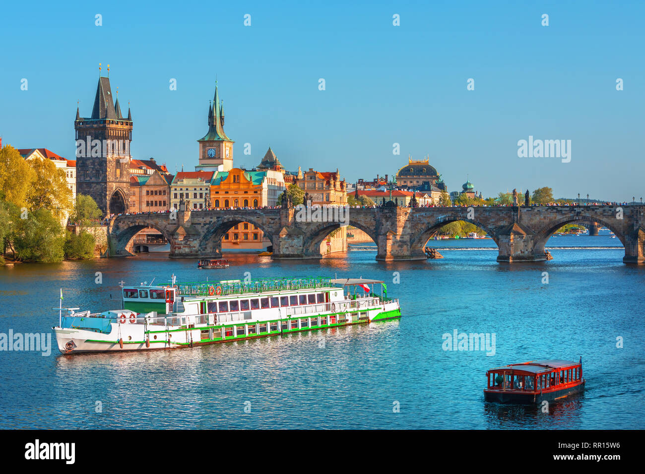 Malerische Aussicht auf die Moldau und das historische Zentrum von Prag, Gebäude und Wahrzeichen der Altstadt, Prag, Tschechische Republik Stockfoto