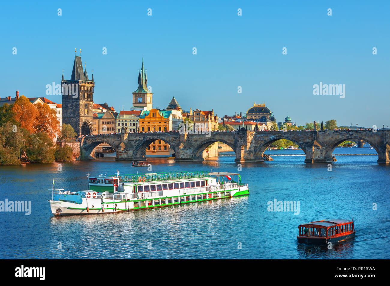 Malerische Aussicht auf die Moldau und das historische Zentrum von Prag, Gebäude und Wahrzeichen der Altstadt, Prag, Tschechische Republik Stockfoto